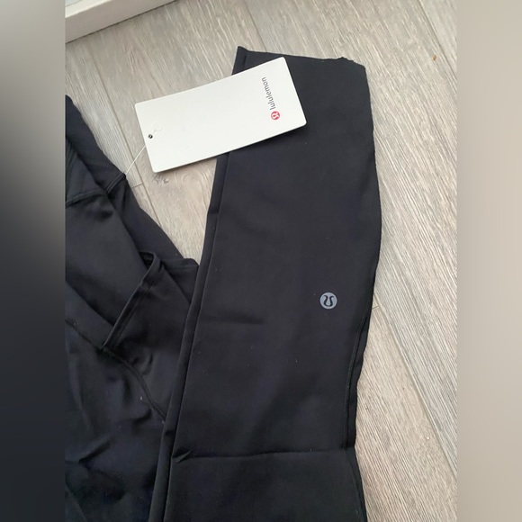 ⭐️ Lululemon Fast and Free High Rise Tight 25” with pockets Black Size 6⭐️ - Picture 4 of 11